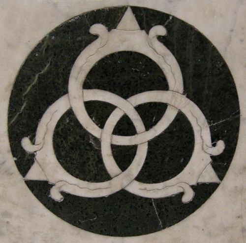 La devise des trois bagues sur le décor du temple du Saint-Sépulcre de l'église Saint-Pancrace de Florence