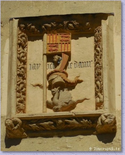 Dalle armoriée apposée sur la façade du château de Mauvezin