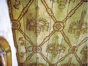 Décor du plafond du cloître du couvent Santo Antonion do Varatojo (Torres Vedras) avec les devises du roi Alphonse V : la roue de moulin et les cordelières.