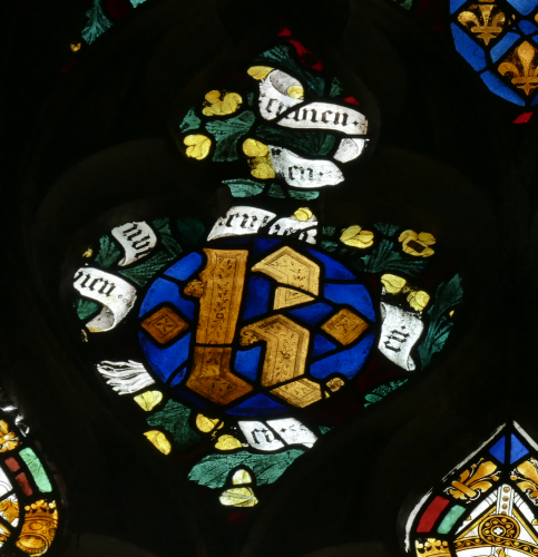 Le monogramme K de Charles VI, associé aux rameaux de genêt et au mot EN BIEN. Vitraux de la chapelle du Rosaire de la cathédrale d'Evreux, baie 15 (entre 1387 et 1390). Photographie J.-Y. Cordier.