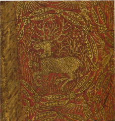 Etoffe brochée à la devise du cerf couché de Richard II, entouré du collier de l'ordre de la Cosse de Genêt. Détail du Diptyque Wilton. Londres, National Gallery, vers 1396. Etoffe brochée à la devise du cerf couché de Richard II, entouré du collier de l'ordre de la Cosse de Genêt. Détail du Diptyque Wilton. Londres, National Gallery, vers 1396.