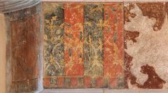 Le mot TANT L VAULT en lettres lambrequins d'or sur pal noir et rouge. Cheminée de la grande salle du château de Châteauneuf-en-Auxois. (Cliché Manuel Cohen). Le mot TANT L VAULT en lettres lambrequins d'or sur pal noir et rouge. Cheminée de la grande salle du château de Châteauneuf-en-Auxois. (Cliché Manuel Cohen).