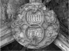 des redortes de lierre entourant le mot TANYAS EREY (TANT QUE JE SERAI) sur une clef de voûte du Monastère de Batalha (photo. Humberto Nuno de Oliveira) des redortes de lierre entourant le mot TANYAS EREY (TANT QUE JE SERAI) sur une clef de voûte du Monastère de Batalha (photo. Humberto Nuno de Oliveira)