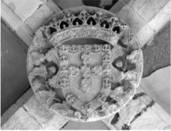 Une branche de lierre entourant un écu aux armes de D.Duarte. Monastère de Batalha (photo. Humberto Nuno de Oliveira) Une branche de lierre entourant un écu aux armes de D.Duarte. Monastère de Batalha (photo. Humberto Nuno de Oliveira)
