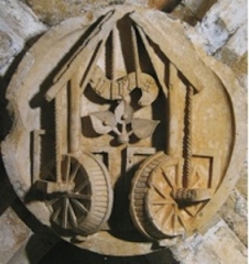 Clef de vo&ucirc;te &agrave; la devise des grues associ&eacute;es au mot NEIS et des feuilles de fragonnette d&rsquo;Alphonse de Bragance au ch&acirc;teau de Porto de Mos