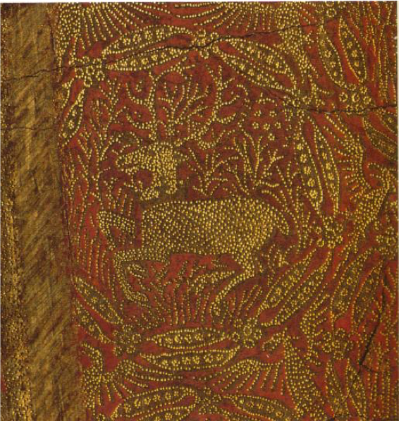 Etoffe broch&eacute;e &agrave; la devise du cerf couch&eacute; de Richard II, entour&eacute; du collier de l'ordre de la Cosse de Gen&ecirc;t. D&eacute;tail du Diptyque Wilton. Londres, National Gallery, vers 1396.
