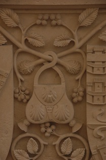 La devise de la branche d’arbousier associée à celle de la besace de pèlerin sur la tombe de Jean de Portugal dans la chapelle royale de Batalha